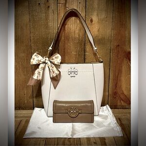 !!! SOLD!!! Tory Burch. 4 Piece Set: McGraw Bucket Bag.
